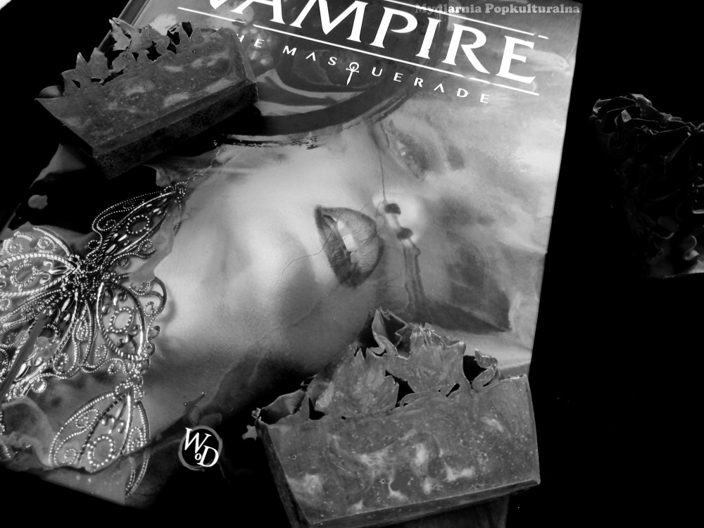 Mydło z gry Vampire The Masquerade Bloodlines na tle podręcznika do gry Vampire The Masquerade, 5 edycja